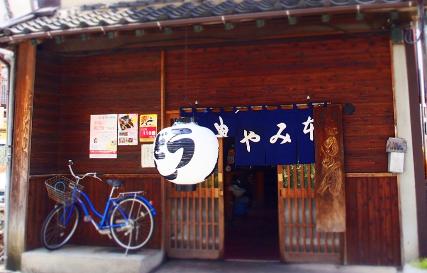 みやけうどん」博多うどんの老舗、タイムスリップしたようなレトロ空間